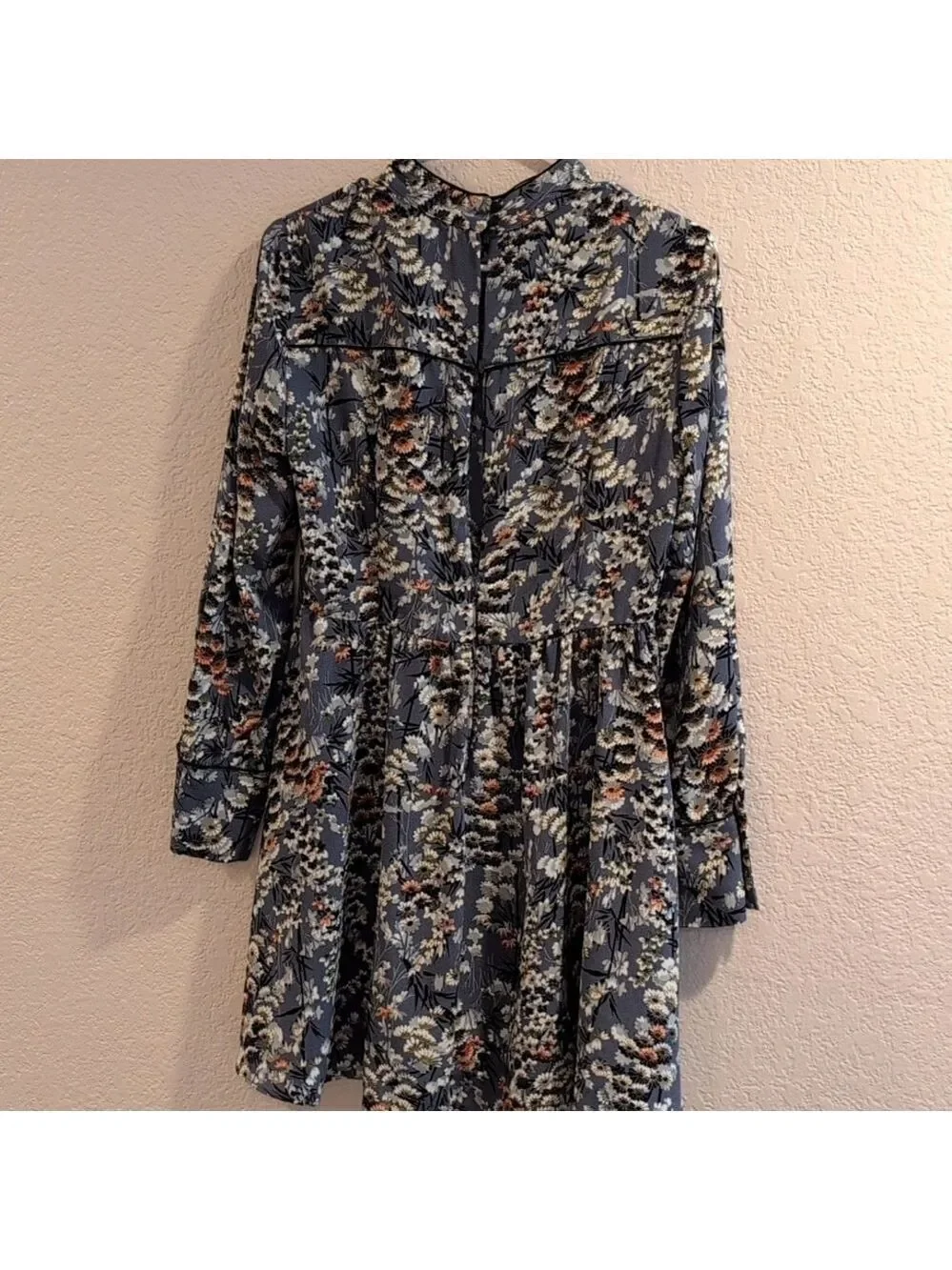 Zara Basic Floral Dress size Large, keyhole on the front,long zipper on the back - Picture 7 of 11